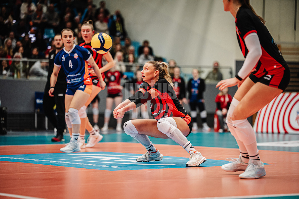 Volleyball | Frauen | Saison 2025/2026 | Volleyball Bundesliga | ETV Hamburger Volksbank Volleys vs. SSC Palmberg Schwerin | 17.01.2026 | Lina Köster (#3, ETV Hamburger Volksbank Volleys) nimmt den Ball an