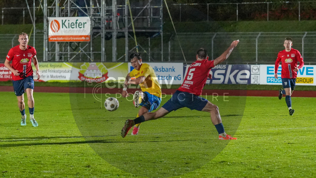 Fußball, Herren, Saison 2025/2026, Regionalliga Nordost, 12. Spieltag, FC Eilenburg vs. FSV 63 Luckenwalde, Freitag 17.10.2025, Ilburgstadion Eilenburg, | Fußball, Herren, Saison 2025/2026, Regionalliga Nordost, 12. Spieltag, FC Eilenburg vs. FSV 63 Luckenwalde, Freitag 17.10.2025, Ilburgstadion Eilenburg, Im Bild: Matthew Meier (l. Luckenwalde) und Adrian Jarosch (r. Eilenburg) - Realisiert mit Pictrs.com