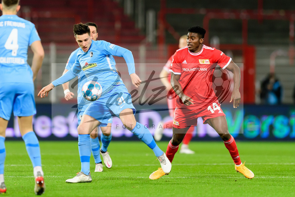 FCUFRE20211215_011 | Fussball, Herren: Keven Schlotterbeck (SC Freiburg) und Taiwo Awoniyi (1. FC Union Berlin) im Zweikampf bei dem Spiel der 1. Bundesliga zwischen 1. FC Union Berlin und SC Freiburg im Stadion An der Alten Foersterei am 15.12.2021 in Berlin, Deutschland.DFB / DFL REGULATIONS PROHIBIT ANY USE OF PHOTOGRAPHS AS IMAGE SEQUENCES AND/OR QUASI-VIDEO. - Realisiert mit Pictrs.com