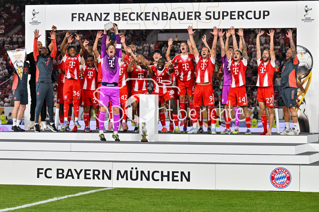 VfB Stuttgart - FC Bayern München | Franz Beckenbauer Supercup Sieger 2025 - FC Bayern München / Siegerfoto / Jubelfoto / Mannschaftsbild / Mannschaftsfoto / Franz-Beckenbauer Supercup: VfB Stuttgart - FC Bayern München; MHP Arena am 16.08.2025
