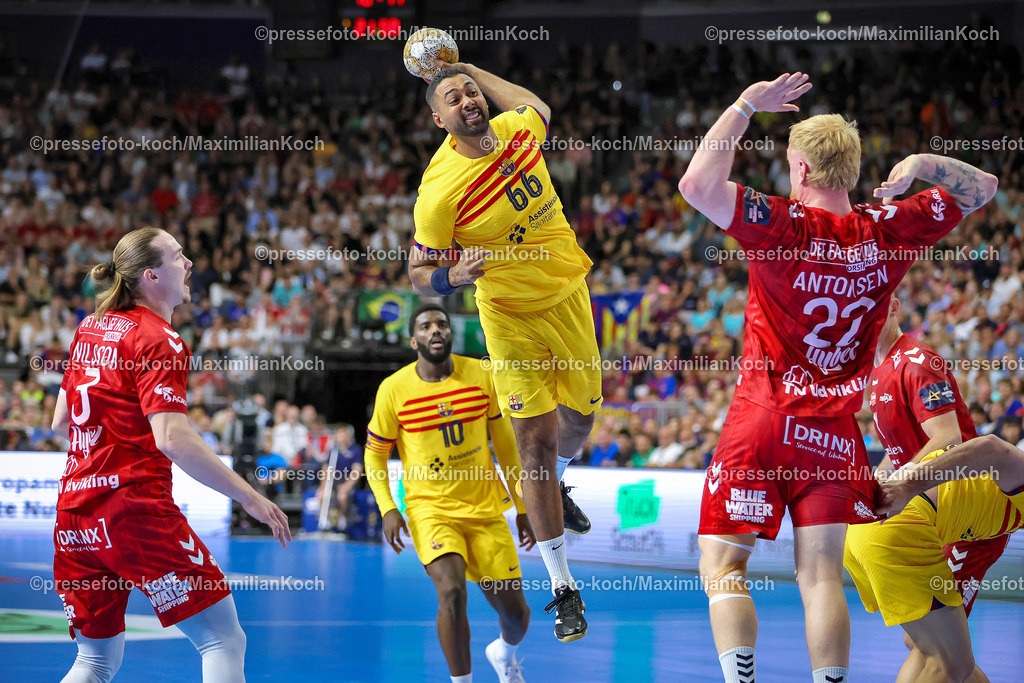 KoeEHF09062402013 | 09.06.2024, Köln, Handball, TruckScout24 EHF FINAL4, Machineseeker Champions League Men, Lanxess-Arena, Finale, Aalborg Handbold - FC Barcelona: Melvyn Richardson (FC Barcelona) gegen Rene Antonsen (Aalborg Handbold)