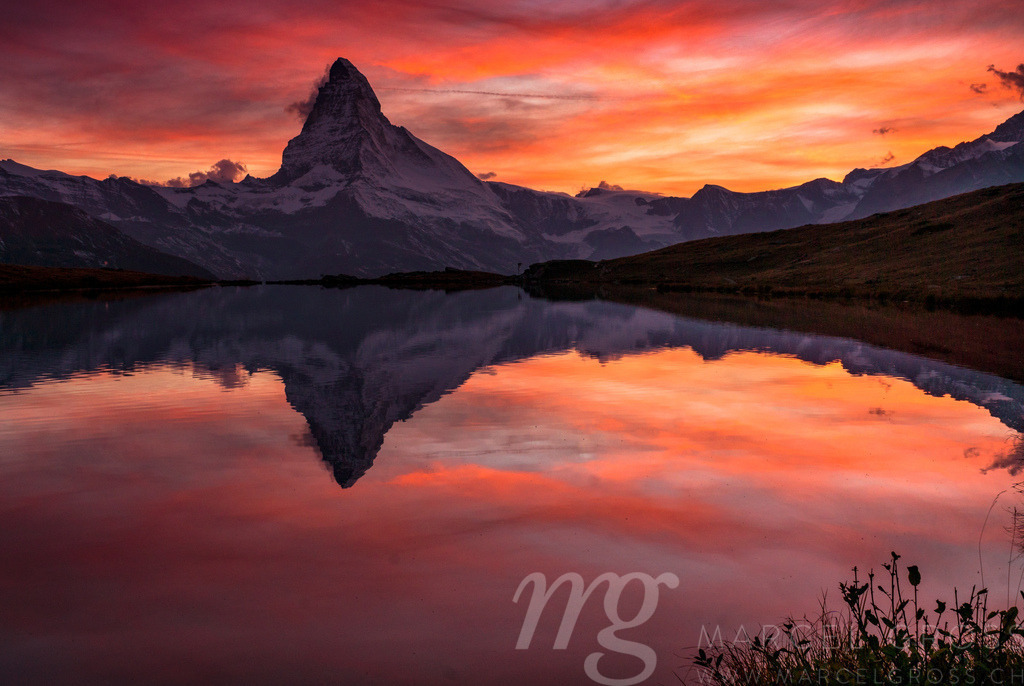 sky on fire over Matterhorn | spectacular sunset over Matterhorn with reflection in mountain lake - Realisiert mit Pictrs.com