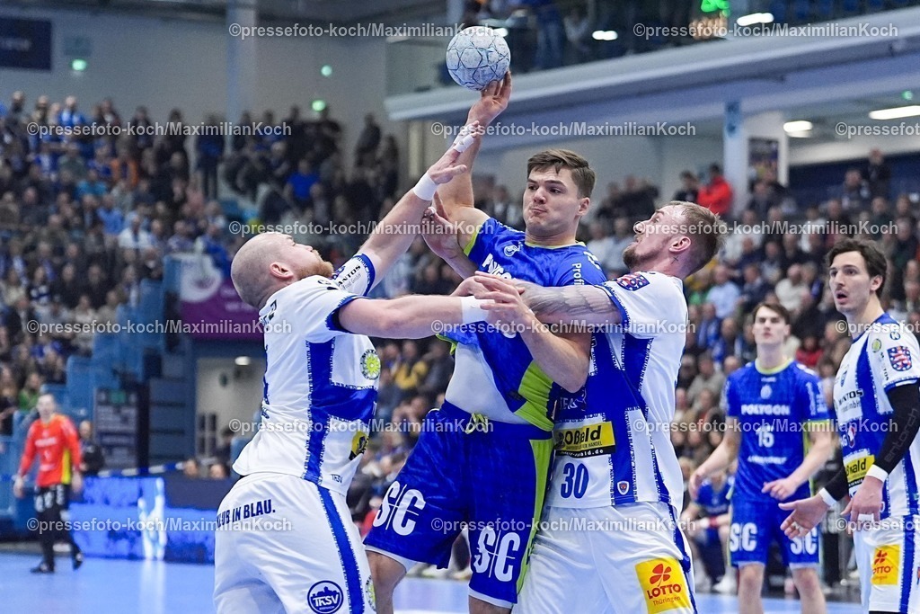 xYDRx19022601011 | 19.02.2026, xydrx, Handball, 1.HBL, VfL Gummersbach - ThSV Eisenach, Schwalbe-Arena: Kay Smits (VfL Gummersbach #31) im Zweikampf gegen Peter Walz (ThSV Eisenach #14) und Dominik Solak (ThSV Eisenach #30)   Photo: xYannisxDreimannxPressefotoKochx