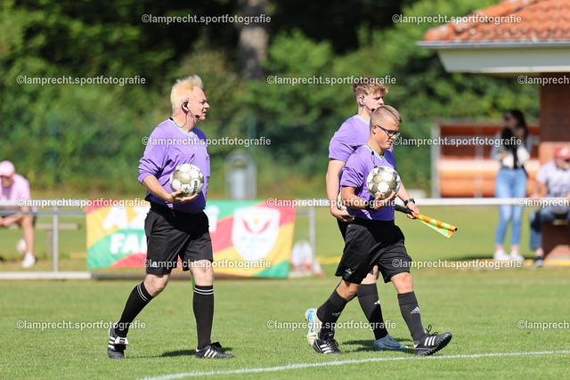 Fußball I Herren I Saison 2025-2026 I Verbandsliga Süd I 7. Spieltag I SV Schackendorf - SV Azadi Lübeck I 06.09.2025.005 | v.l. Christian Schmidt (1. Assistent), Louis Gellert (2. Assistent), Malik Matthies (Schiedsrichter) - Realisiert mit Pictrs.com