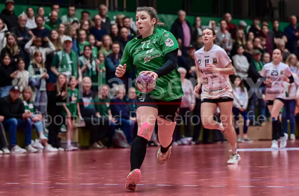 Handball, 2. Bundesliga Frauen, SV Werder Bremen - VfL Waiblingen | v.li.: Elaine Rode (SV Werder Bremen, 77) am Ball, Spielszene, Aktion, Action