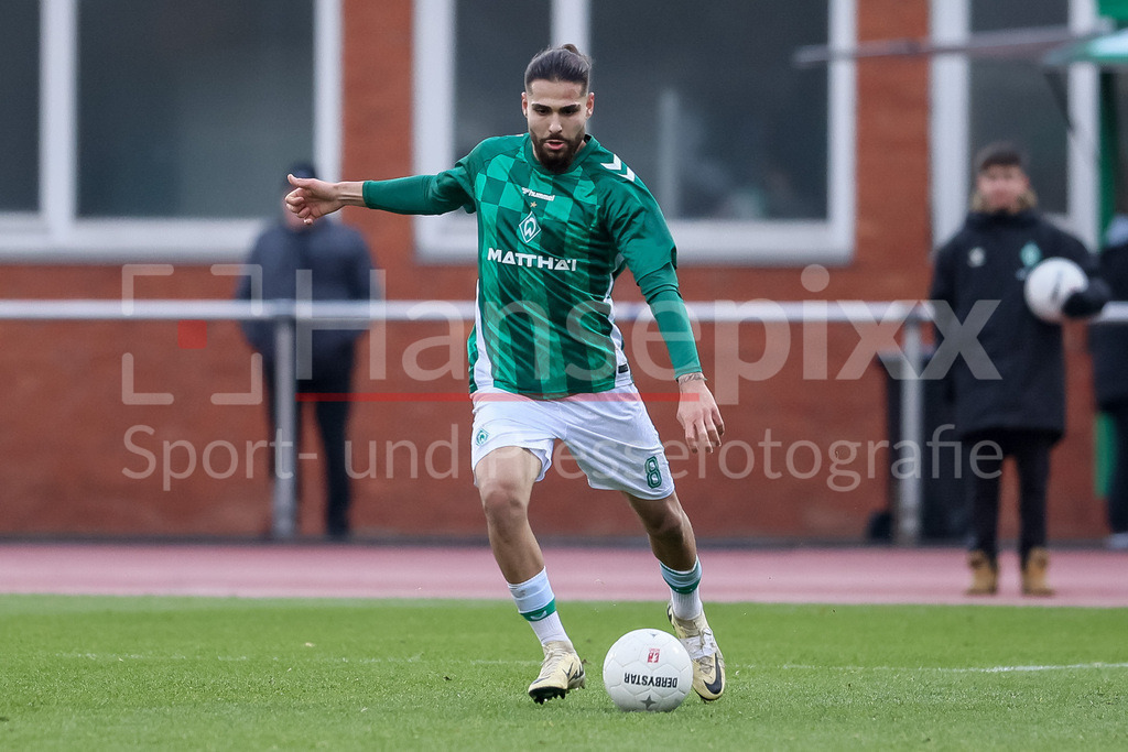 Fussball, Regionalliga Nord, SV Werder Bremen II - BSV Kickers Emden | v.li.: Mikail Polat (SV Werder Bremen II, 8) am Ball, Freisteller, Einzelbild, Ganzkörper, Aktion, Action, Spielszene