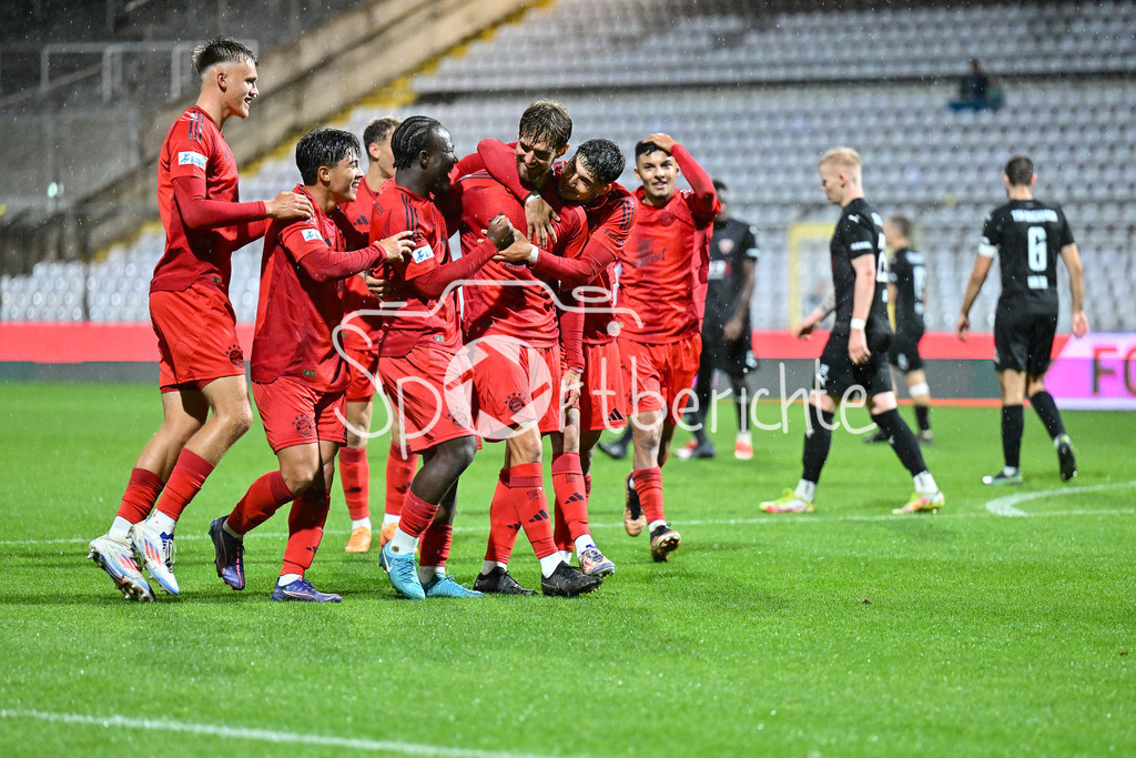 FC Bayern Amateure - TSV Buchbach | Jubel nach dem Treffer zum 2-1 durch Luca DENK (FC Bayern München II #6) / Tor / Jubel / Happy / Tor / torschuezte / Regionalliga Bayern: FC Bayern München II - TSV Buchbach, Gruenwalder Stadion am 27.09.2024