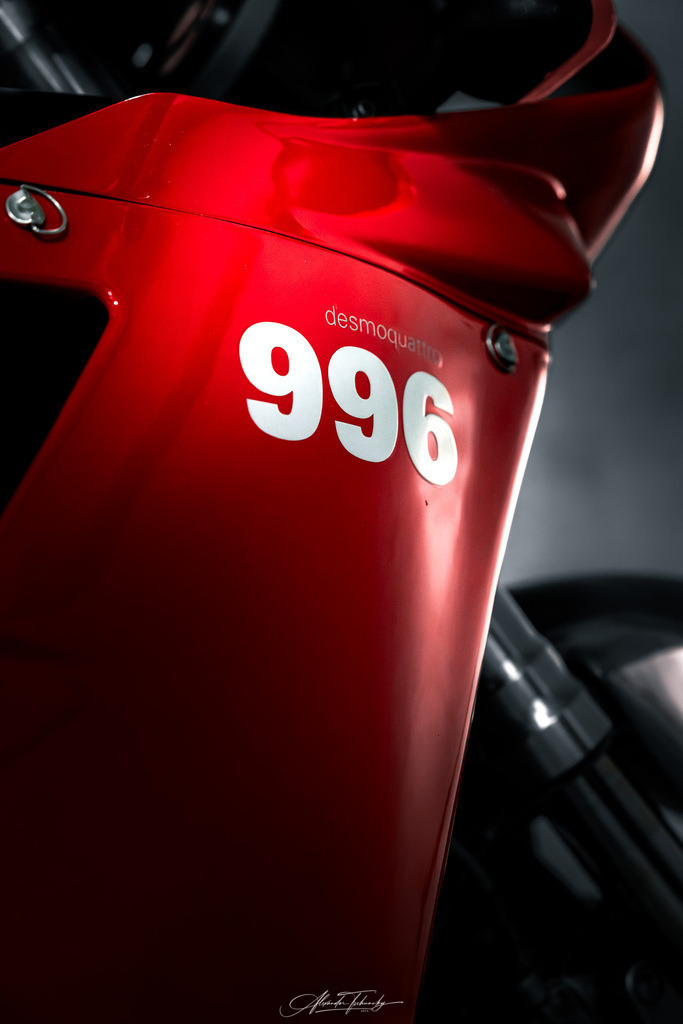 Ducati 996 | Entdecken Sie die faszinierende Welt von Alexander Tschuncky Arts: Kreative Fotografie, atemberaubende Automobilkunst und hochwertiger Bilderdruck. Lassen Sie sich inspirieren! - Realisiert mit Pictrs.com