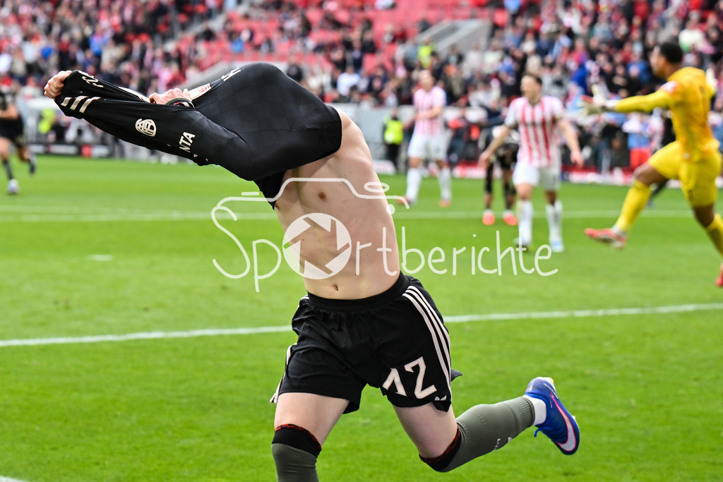 SC Freiburg - FC Bayern München | FREIBURG, GERMANY - 04. APRIL: Jubel der Bayern nach dem Treffer zum 2-3 durch Lennart KARL (FC Bayern Munich 42) / Tor / Torschuetze / Freude / Happy / während dem Bundesligamatch zwischen dem SC Freiburg und dem FC Bayern München am 28. Spieltag im Europa-Park Stadion / DFL REGULATIONS PROHIBIT ANY USE OF PHOTOGRAPHS AS IMAGE SEQUENCES AND/OR QUASI-VIDEO
