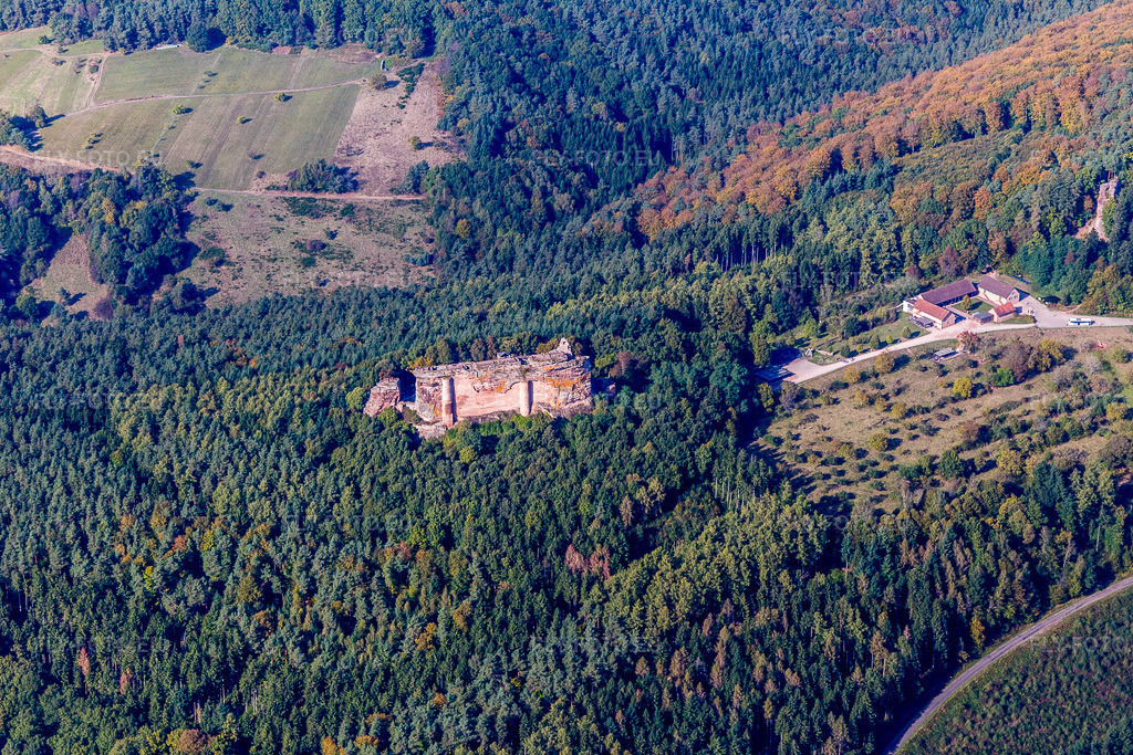 Vue aérienne: Ruines et vestiges du château de Fleckenstein avec le Café des 4 Châteaux à Lembach dans le département Bas Rhin, France. Photo: IMG_095079.jpg prise le 16/10/2016 par Werner Riehm/FLY-FOTO.euRésolution de l'original: 5472 x 3648 px