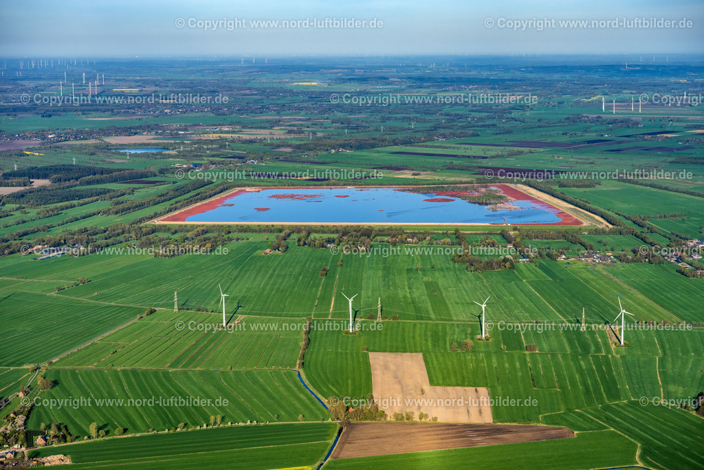 Bützfleth_AOS_Rotschlammdeponie_ELS_4382010523 | STADE 01.05.2023 Gelände der Rotschlammdeponie in Stade im Bundesland Niedersachsen, Deutschland. Der rote Schlamm ist ein Abfallprodukt, das bei der Gewinnung von Aluminiumoxid entsteht. Weiterführende Informationen bei: AOS Aluminium Oxid Stade GmbH. // Site of the red mud disposal site in Stade in the state Lower Saxony, Germany. The red mud is a waste product resulting from the extraction of alumina. Further information at: AOS Aluminium Oxid Stade GmbH. Foto: Martin Elsen