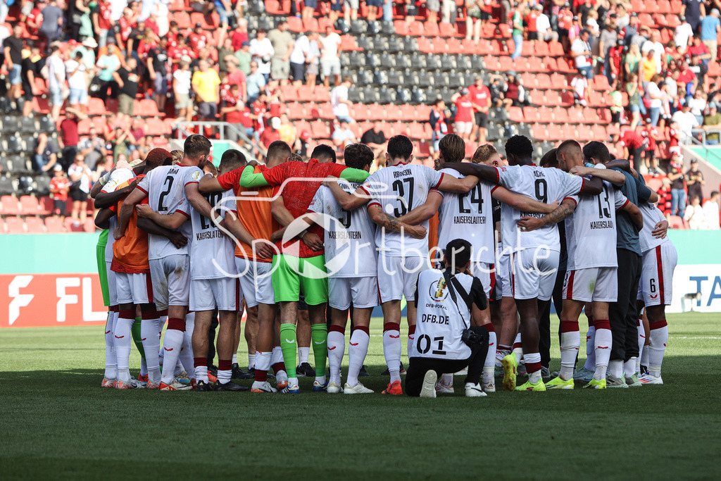 FC Ingolstadt - 1. FC Kaiserslautern | Die Spieler der Lauterer machen nach dem Spiel noch einen Kreis / Zusammenhalt / Symbolbild
