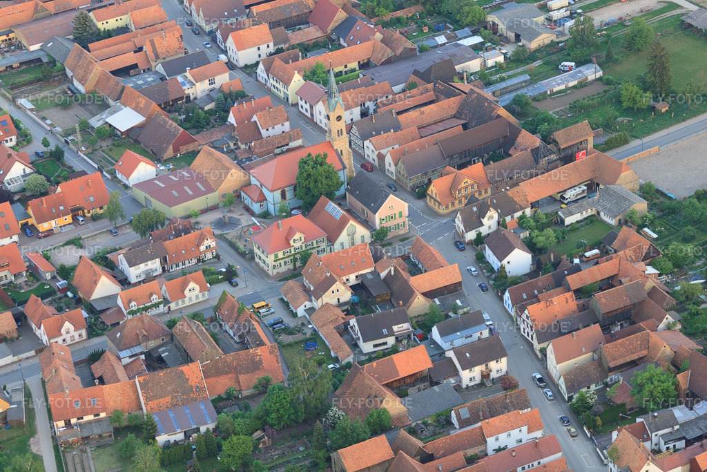 Luftbild: Evangelische Kirche in Erlenbach bei Kandel im Bundesland Rheinland-Pfalz in Deutschland. Foto: IMG_40601.jpg vom 01.05.2011 durch Werner Riehm/FLY-FOTO.deAuflösung des Originals: 4752 x 3168 pxKirchengemeinde Erlenbach - Prot. Kirchengemeinde Erlenbach