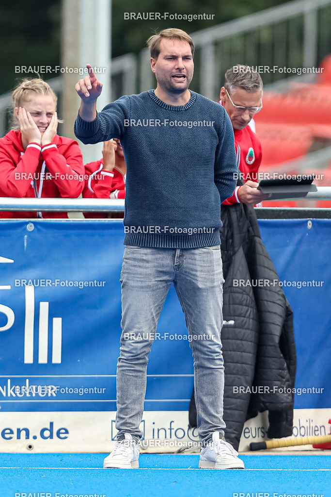 Crefelder HTC und Club an der Alster   | Krefeld, Deutschland 24.09.2022,Sportlicher Leiter Johannes Schmitz (Crefelder HTC) gestikuliert, Gestik, 

beim 1. Bundesliga Spiel der Herren zwischen Crefelder HTC und Club an der Alster  auf der Gerd Wellen Hockeyanlage am 24. September 2022 in Krefeld.

(Foto: BRAUER-Fotoagentur)
 