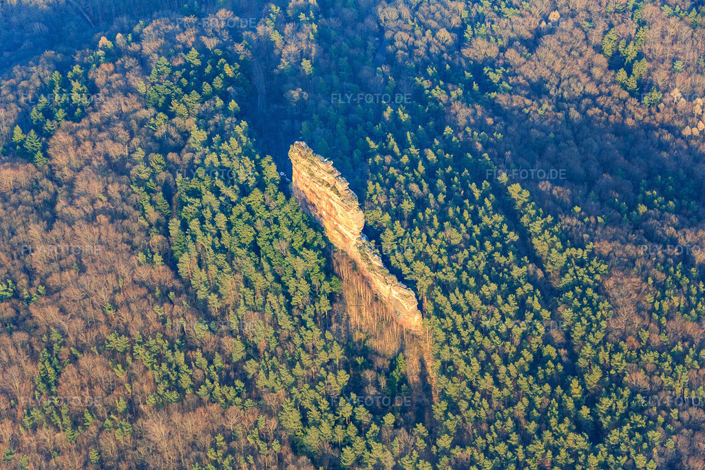 Luftbild: Kleterfelsen Asselstein in Annweiler am Trifels im Bundesland Rheinland-Pfalz in Deutschland. Foto: IMG_086812.jpg vom 26.03.2016 durch Werner Riehm/FLY-FOTO.de