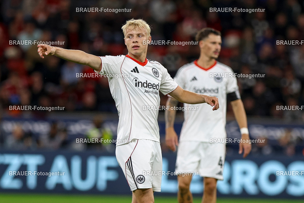 Bayer 04 Leverkusen vs Eintracht Frankfurt - Bundesliga  | Leverkusen, Deutschland, 12.09.25:   Oscar Hojlund (Eintracht Frankfurt) gestikuliert, Gestik waehrend des Spiels der Bundesliga zwischen  Bayer 04 Leverkusen vs Eintracht Frankfurt in der BayArena(Foto von Brauer-Fotoagentur / Adrian Schlueter)
