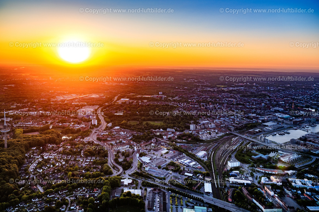 Kiel_Sonnenuntergang_ELS_3463170524 | KIEL 17.05.2024 Hafenanlagen mit Bürohäusern und Speditions- und Logistikunternehmen in Kiel im Bundesland Schleswig-Holstein, Deutschland. // Port facilities with office buildings and shipping and logistics companies in Kiel in the state Schleswig-Holstein, Germany. Foto: Martin Elsen