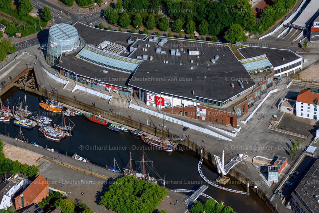4030195 | BREMEN 01.06.2020 Gebäude des Einkaufszentrum " Haven Hööft " an der Friedrich-Klippert-Straße im Hafenbecken des Vegesacker Hafen Zum Alten Speicher im Ortsteil Grohn in Bremen, Deutschland. Weiterführende Informationen bei: Kaufland Dienstleistung GmbH &amp; Co. KG. // Building of the shopping center " Haven Hoeoeft " on street Friedrich-Klippert-Strasse in the district Grohn in Bremen, Germany. Further information at: Kaufland Dienstleistung GmbH &amp; Co. KG. Foto: Gerhard Launer