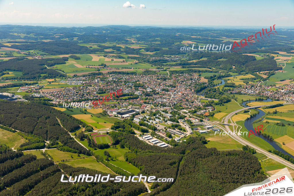 Das Luftbild zeigt :  Roding - Die Luftaufnahme wurde 2024 vom UL-Flugzeug aus erstellt ( keine Drohne ) - Hochauflösende Luftaufnahme - Für grossformatige Ausdrucke geeignet. Die Geschenkidee !Mit Lizenz und Bildrechte bestellbar