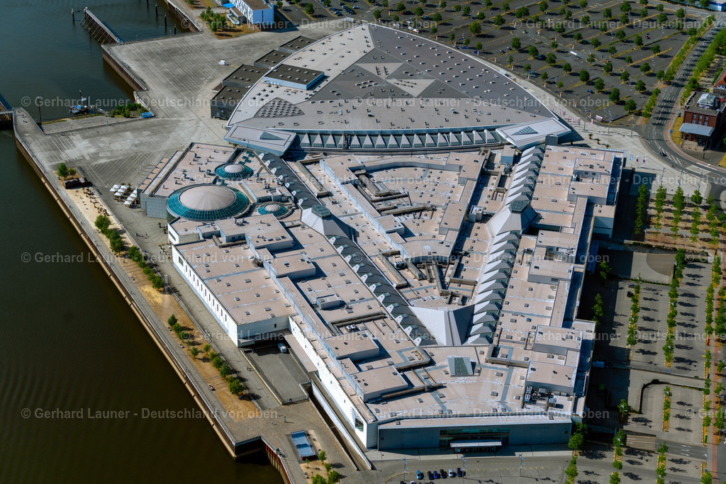 4030063 | BREMEN 01.06.2020 Gebäude des Einkaufszentrum " Waterfront " am Ufer der Weser im Ortsteil Lindenhof in Bremen, Deutschland. Weiterführende Informationen bei: ECE Projektmanagement G.m.b.H &amp; Co. KG,  GTL Michael Triebswetter Landschaftsarchitekt,  Ingenieurbüro Müller Marl  iMM GmbH,  RKW Architektur +  Rhode Kellermann Wawrowsky GmbH,  WINTER Beratende Ingenieure für Gebäudetechnik GmbH. // Building of the shopping center " Waterfront " on the river bank of Weser in the district Lindenhof in Bremen, Germany. Further information at: ECE Projektmanagement G.m.b.H &amp; Co. KG,  GTL Michael Triebswetter Landschaftsarchitekt,  Ingenieurbuero Mueller Marl  iMM GmbH,  RKW Architektur +  Rhode Kellermann Wawrowsky GmbH,  WINTER Beratende Ingenieure fuer Gebaeudetechnik GmbH. Foto: Gerhard Launer