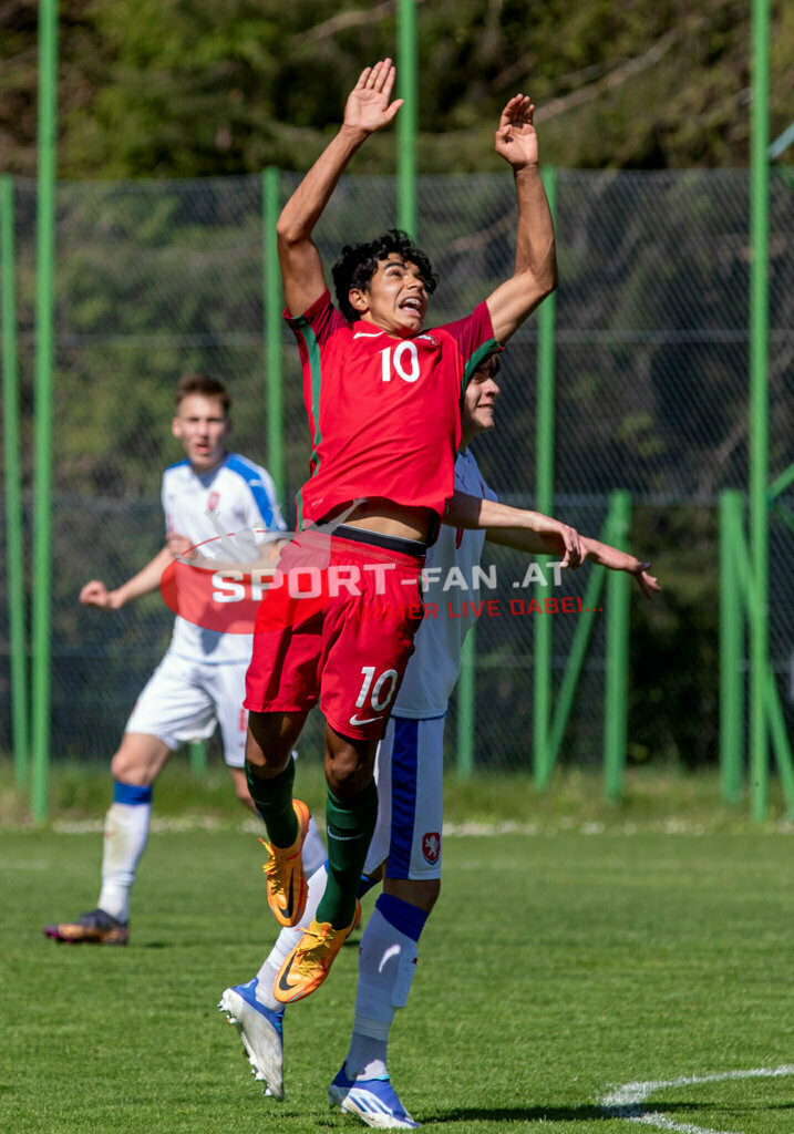Portugal  U15 -Czech Republic U15 | JIRI MICEK (Czech Republic #4) JOÃO SIMÕES (Portugal #10)  ; Portugal  U15 -Czech Republic U15 am 29.04.2022 in Arnoldstein
(Sportplatz), AUSTRIA, (Photo by Ernst Krawagner sport-fan.at) - Realisiert mit Pictrs.com