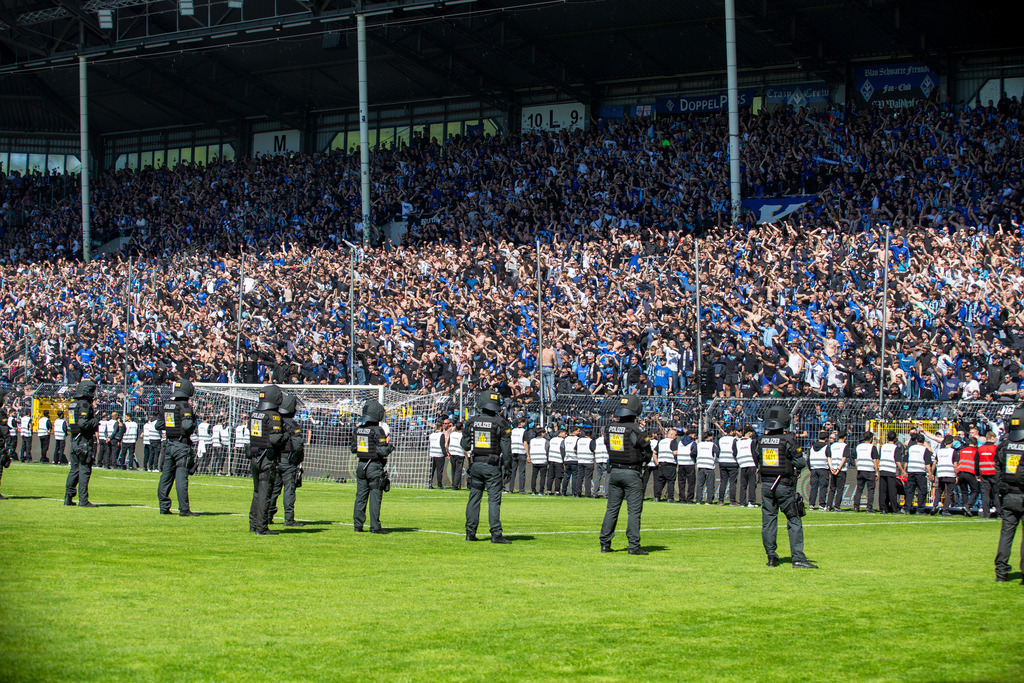 Fußball 3. Liga, Saison 2024/25, 37. Spieltag: Waldhof Mannheim gegen Dynamo Dresden***Spielunterbrechung und massive Polizeipräsenz. Es droht ein Platzsturm durch die Fans beider Mannschaften | Fußball 3. Liga, Saison 2024/25, 37. Spieltag: Waldhof Mannheim gegen Dynamo Dresden***Spielunterbrechung und massive Polizeipräsenz. Es droht ein Platzsturm durch die Fans beider Mannschaften - Realisiert mit Pictrs.com