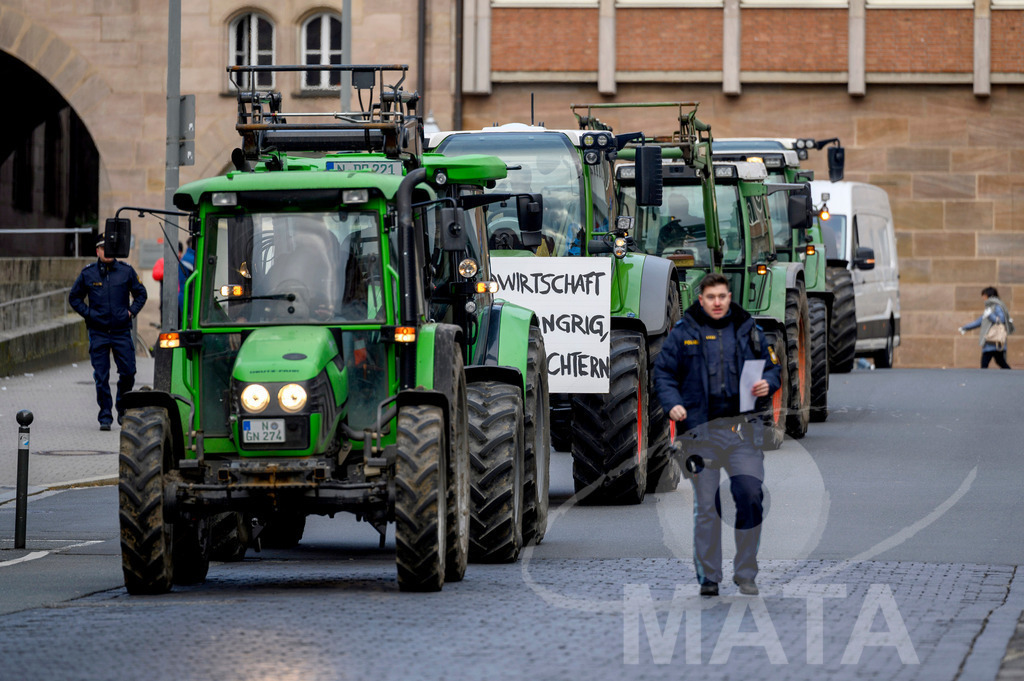 _DWA4217 | Bauerndemo gegen Agrarpolitik der Bundesregierung  auf dem Straße Obstmarkt und Hauptmarkt . Nürnberg, 08.01.2024 - Realisiert mit Pictrs.com