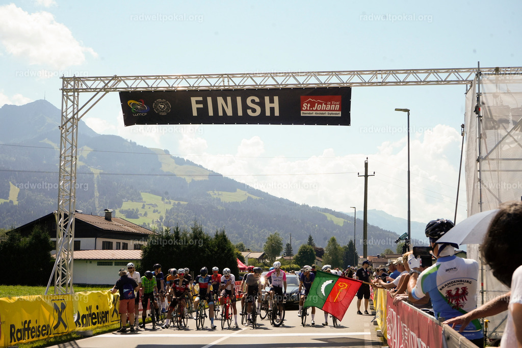 186_20230817_Bewerb_Maenner_Muehlanger | AUT - OESTERREICH, 2023-08-16: SPORT RENNRAD-FAHREN - 55. INTERNATIONALER RADWELTPOKAL IN ST. JOHANN IN TIROL  - Vintage-Radrennen mit WM-Bronze-Medaillen-Siegerin Christina Schweinberger, den Teilnehmer und Alexander Baumann (vom Orginastions-Team) - TAG 2 BEWERB MAENNER IN SECHS GRUPPEN  ; Foto: Roland Muehlanger