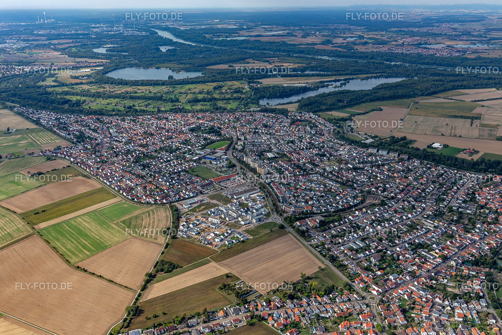 Stadtansicht des Innenstadtbereiches in Hochstetten | Luftbild: Stadtansicht des Innenstadtbereiches in Hochstetten im Ortsteil Hochstetten in Linkenheim-Hochstetten im Bundesland Baden-Württemberg in Deutschland. Foto: IMG_122856.jpg vom 11.09.2020 durch Werner Riehm/FLY-FOTO.de - Realisiert mit Pictrs.com