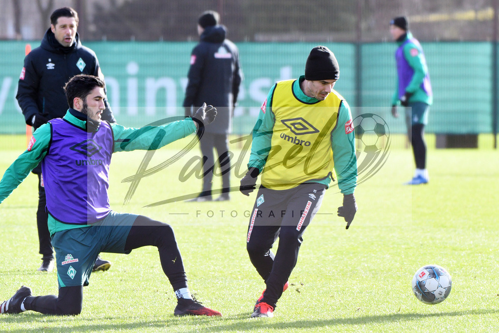 20200212_TRASVW_0019 | Fussball, Herren: Nuri Sahin (Werder Bremen) und Fin Bartels (Werder Bremen) im Zweikampf waehrend der Trainingseinheit des SV Werder Bremen auf dem wohninvest Weserstadion Trainingsplatz am 12.02.2020 in Bremen, Deutschland. - Realisiert mit Pictrs.com