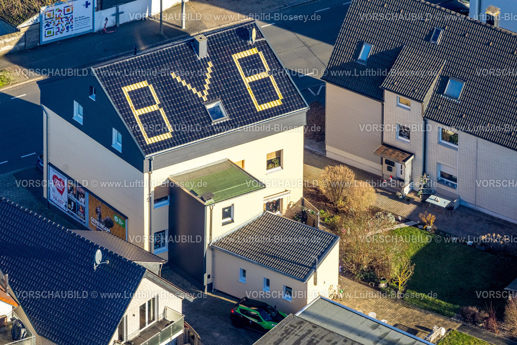 Dortmund251202741 | Luftbild, BVB Logo auf dem Dach, Berghofer Straße, Fußball Fan,Dachziegel in schwarz-gelb,  Berghofen, Dortmund, Ruhrgebiet, Nordrhein-Westfalen, Deutschland