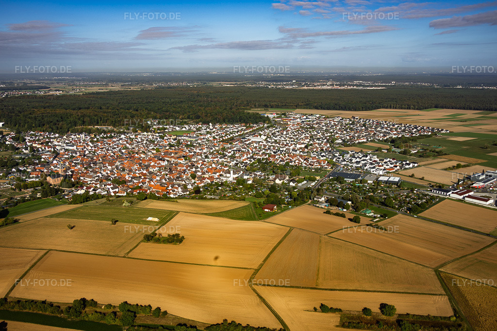 Luftbild: Ortsansicht von Süden in Schaafheim im Bundesland Hessen in Deutschland. – Foto: IMG_158964.jpg vom 22.09.2026 durch Werner Riehm/FLY-FOTO.de – Auflösung des Originals: 5845 x 3897 px