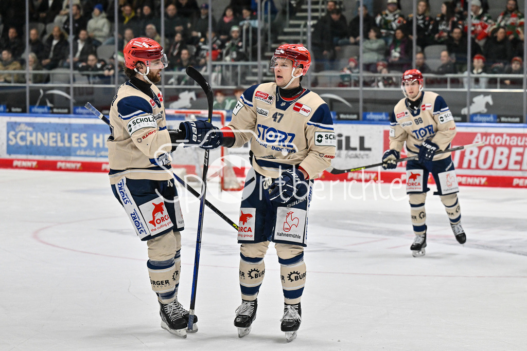 Augsburger Panther - Schwenninger Wild Wings | Jubel der Gaeste nach dem Empty Net zum 2-4 nach Alexander KARACHUN (Schwenninger Wild Wings 47) / Freude / happy / Tor / Torschuetze / DEL: Augsburger Panther - Schwenninger Wild Wings, Curt Frenzel Stadion am 24.01.2025