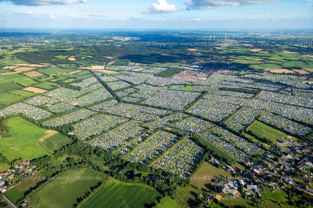 Wacken_Musik_Festival_ELS_5278060822 | WACKEN 06.08.2022 Besucher des Wacken Musik- Festivals auf dem Veranstaltungs- Konzertgelände an der Norderstraße in Wacken im Bundesland Schleswig-Holstein, Deutschland. Weiterführende Informationen bei: CTS EVENTIM AG & Co. KGaA,  ICS Festival Service GmbH,  SH Promotion GmbH&amp;Co.KG. // Participants in the Wacken music festival on the event concert area on street Norderstrasse in Wacken in the state Schleswig-Holstein, Germany. Further information at: CTS EVENTIM AG & Co. KGaA,  ICS Festival Service GmbH,  SH Promotion GmbH&amp;Co.KG. Foto: Martin Elsen