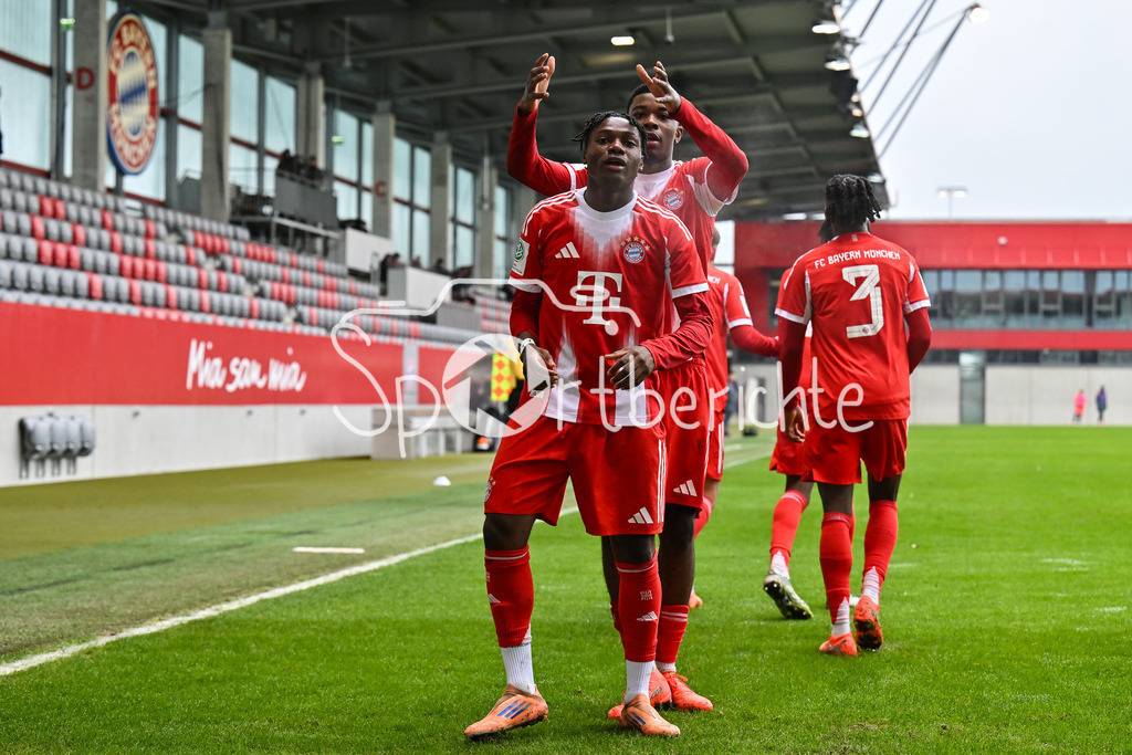 FC Bayern München - Hannover 96 | MUNICH, GERMANY - 15. FEBRUARY: Jubel der Bayern nach dem Treffer zum 3-1 durch Uzorchukwu EGWUATU (FC Bayern München U19 13) / Tor / Torschuetze / Freude / Happy während dem Spiel zwischen der U19 des FC Bayern München und der U19 von Hannover 96 am 2. Spieltag der Hauptrunde der U19-DFB-Nachwuchsliga am FC Bayern Campus