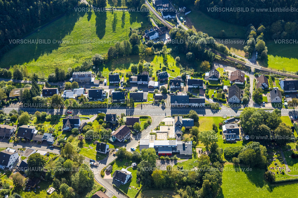 Hilchenbach230911060 | Luftbild, Dorfgemeinschaftshaus und Kindergarten, Wohnsiedlung Siebelnhofer Straße, Vormwald, Hilchenbach, Siegerland, Nordrhein-Westfalen, Deutschland