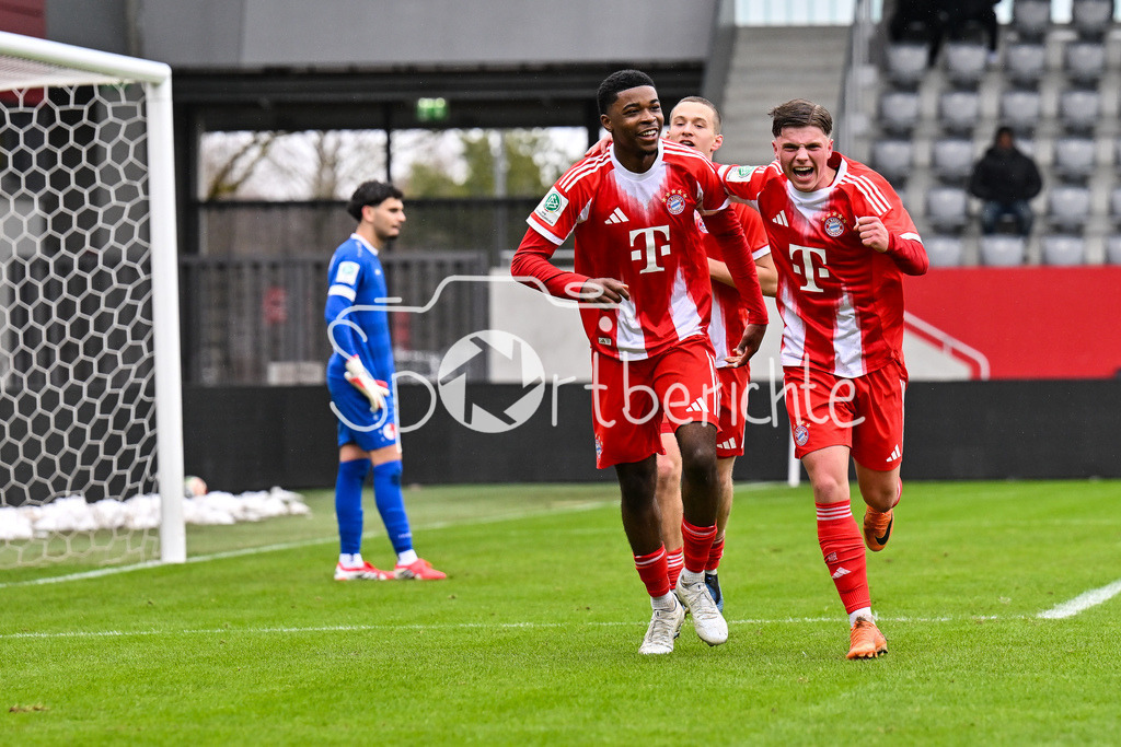 FC Bayern München - Berliner Athletik Klub | MUNICH, GERMANY - 21. FEBRUARY: Jubel der Bayern nach dem Treffer zum 3-1 durch Allen LAMBE (FC Bayern München U19 8) / Tor / Torschuetze / Freude / Happy während dem Spiel zwischen der U19 des FC Bayern München und der U19 des Berliner Athletik Klubs am 3. Spieltag der DFB-U19 Nachwuchsliga am FC Bayern Campus