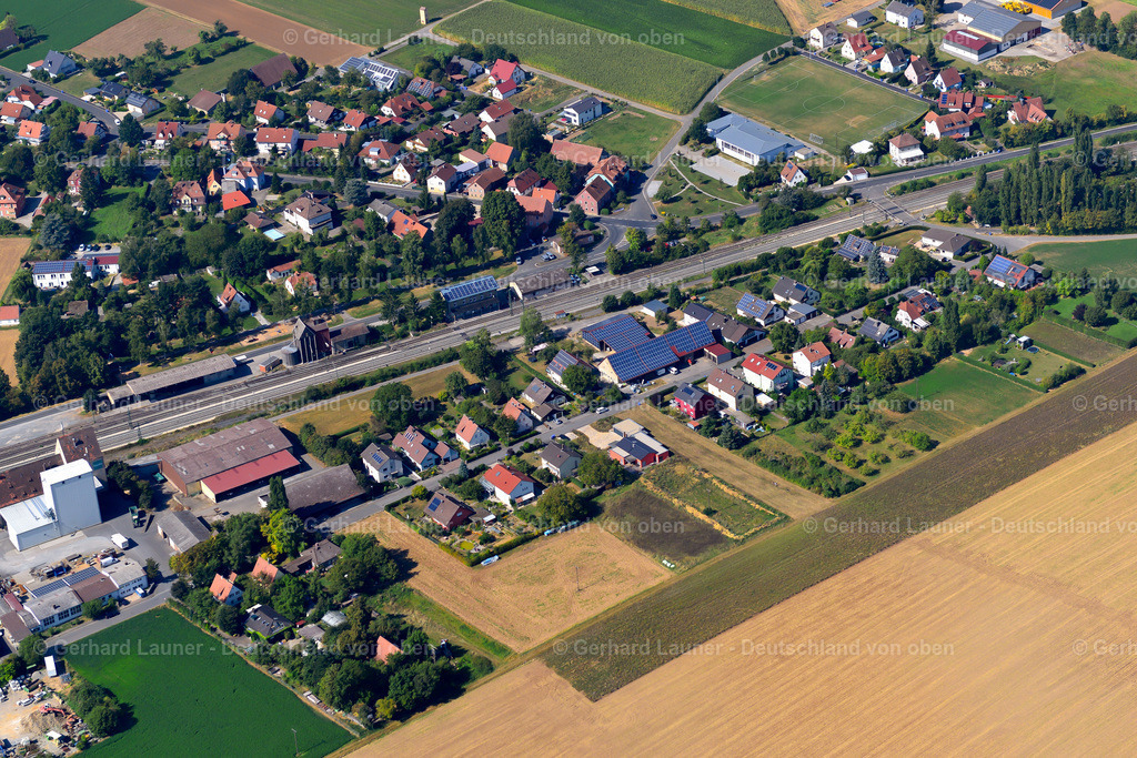 3650524 | GEROLDSHAUSEN 13.09.2016 Wohngebiet einer Einfamilienhaus- Siedlung am Rande von landwirtschaftlichen Feldern in Geroldshausen im Bundesland Bayern, Deutschland // Single-family residential area of settlement on the edge of agricultural fields in Geroldshausen in the state Bavaria, Germany Foto: Gerhard Launer