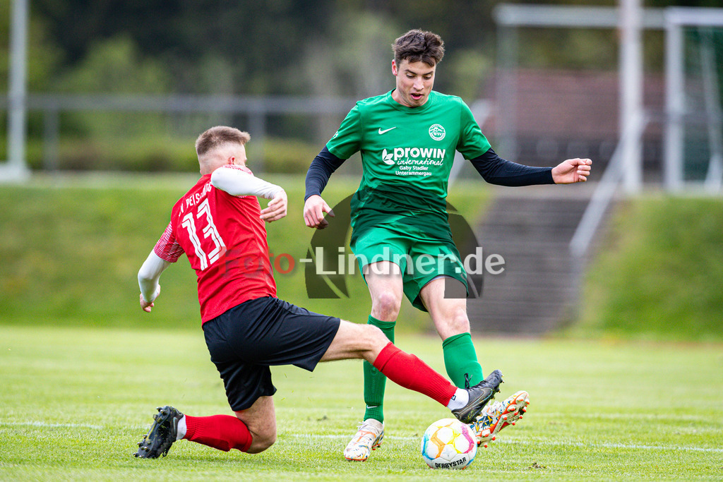 TSV Peißenberg vs WSV Unterammergau | Abstiegs Qualifikationsrunde Kreisliga Gruppe C, TSV Peißenberg vs WSV Unterammergau, 20240420,
Duell zwischen Elias HARTWIG (WSVU 13) und Hubert JUNGMANN (TSVP 13),
2024-04-20 in Peißenberg (Sportplatz Peißenberg)
13 Hubert JUNGMANN (TSVP 13), 13 Elias HARTWIG (WSVU 13)
Copyright: WolfgangxLindner www.foto-lindner.de