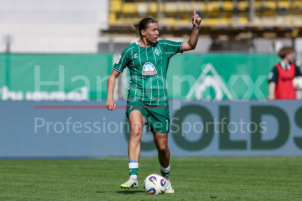 Fussball, Google Pixel Frauen-Bundesliga, SV Werder Bremen - SC Freiburg | Larissa Mühlhaus (SV Werder Bremen, 7) am Ball, Freisteller, Einzelbild, Ganzkörper, Aktion, Action, Spielszene, gibt Anweisungen, gestikuliert, mit den Armen gestikulieren, DIE DFB-RICHTLINIEN UNTERSAGEN JEGLICHE NUTZUNG VON FOTOS ALS SEQUENZBILDER UND/ODER VIDEOÄHNLICHE FOTOSTRECKEN. DFB REGULATIONS PROHIBIT ANY USE OF PHOTOGRAPHS AS IMAGE SEQUENCES AND/OR QUASI-VIDEO.