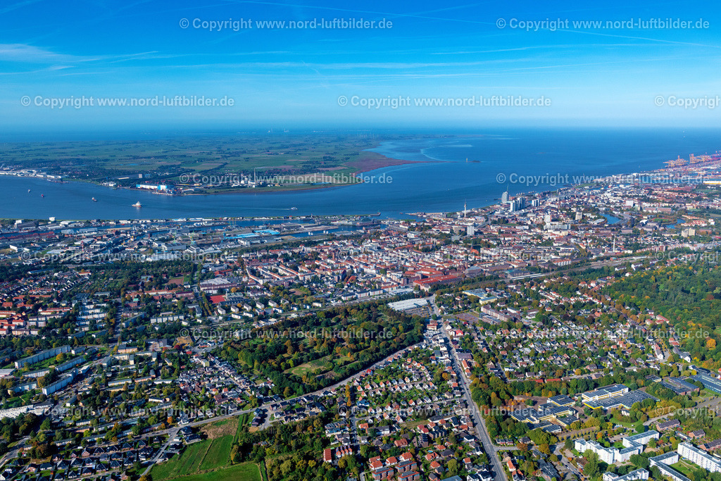 Bremerhaven_ELS_5992091022 | BREMERHAVEN 09.10.2022 Stadtansicht am Ufer des Flußverlaufes Weser in Bremerhaven im Bundesland Bremen, Deutschland. // City view on the river bank Weser in Bremerhaven in the state Bremen, Germany. Foto: Martin Elsen