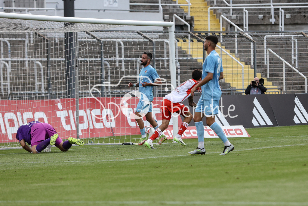 FC Bayern Amateure - Türkgücü München | Die Bayern jubeln ueber den Augsgleich zum 1-1 durch Lucas Fernando COPADO SCHROBENHAUSER (FCB #9) / Tor / Jubel