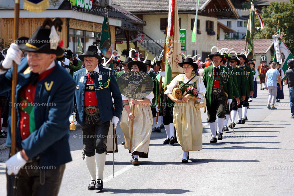 e07-news-2023-Juli23-Regimentsschuetzenfest3-Steeg-UMZUG_DORF-DSC07299 | Info aus dem Bezirk Reutte/Ausserfern Tirol sowie eine umfangreiche Bilddatenbank über die gesamte Region: Lechtal, Talkessel Reutte, Tannheimertal, Zwischentoren. Lech, Plansee, Zugspitze, Grenztunnel, B179, Fernpassstraße, Verkehr, Lawinen, Tradition, - Realisiert mit Pictrs.com