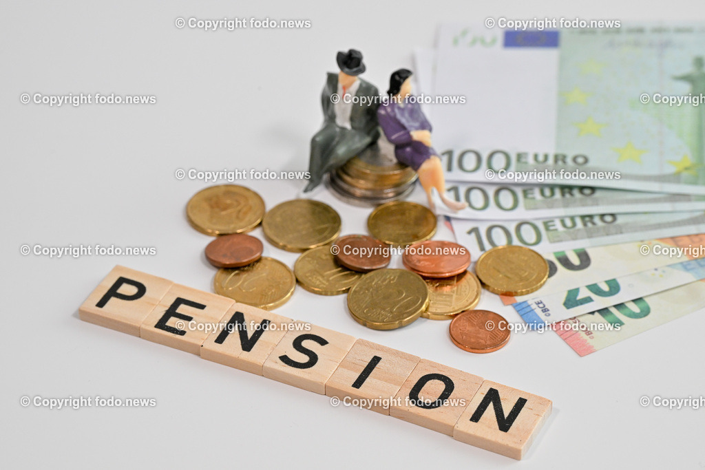 Pension_ 20.01.2025-1 | 20.01.2025, Linz, AUT, Themenbild, im Bild Pension, Pensionisten, Senioren, teuer, Ruhestand, Budget, Geld, Euro, Muenzen, Geldscheine, Kuerzung, Haushaltskosten, Kostenexplosion, Nebenkosten, Pensionsreform, Rente, Pensionssystem, Pensionskonto