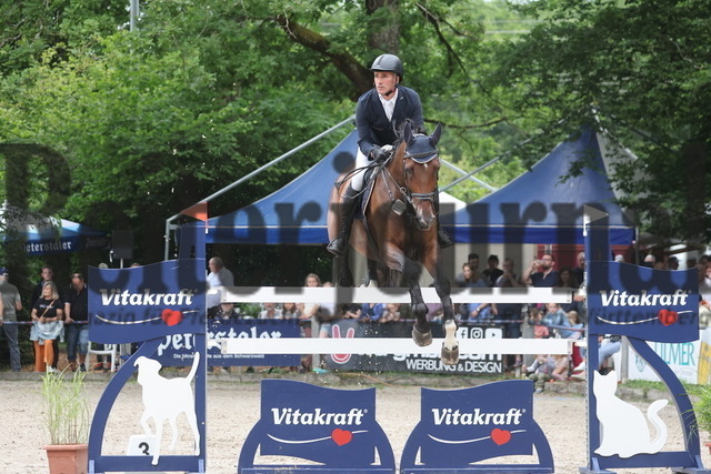 Ichenheim_2024_Prfg.Nr01_Springprfg_Kl.S_m.St._Günter Treiber_Cascada121 (3) | Alle Fotos der Reiterjournal Fotografin Doris Matthaes im Reiterjournal Online-Fotoshop. - Realisiert mit Pictrs.com