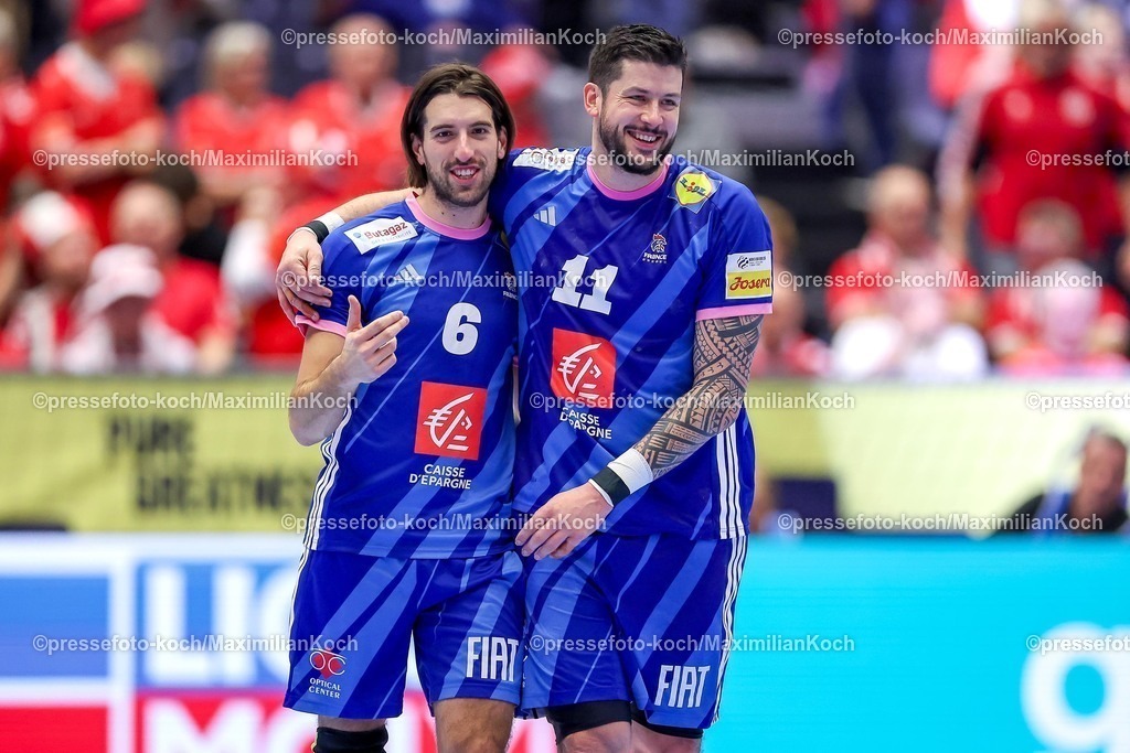 EHF24012601135 | 24.01.2026, Handball, Men's EHF EURO 2026, Frankreich - Portugal, Jyske Bank Boxen in Herning, Dänemark, Main Round: Abschlussjubel nach dem Sieg der Franzosen gegen Portugal.  Julien Bos (France #06) neben  Nicolas Tournat (France #11) 