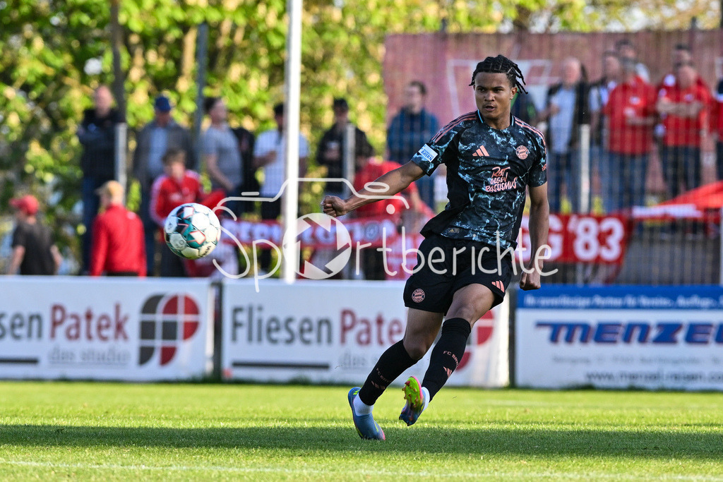 TSV Aubstadt - FC Bayern Amateure | am Ball Julien YANDA (FC Bayern München II #3) / Einzelfoto / Freisteller / Regionalliga Bayern: TSV Aubstadt - FC Bayern Muenchen II, NGN-Arena am 23.04.2025