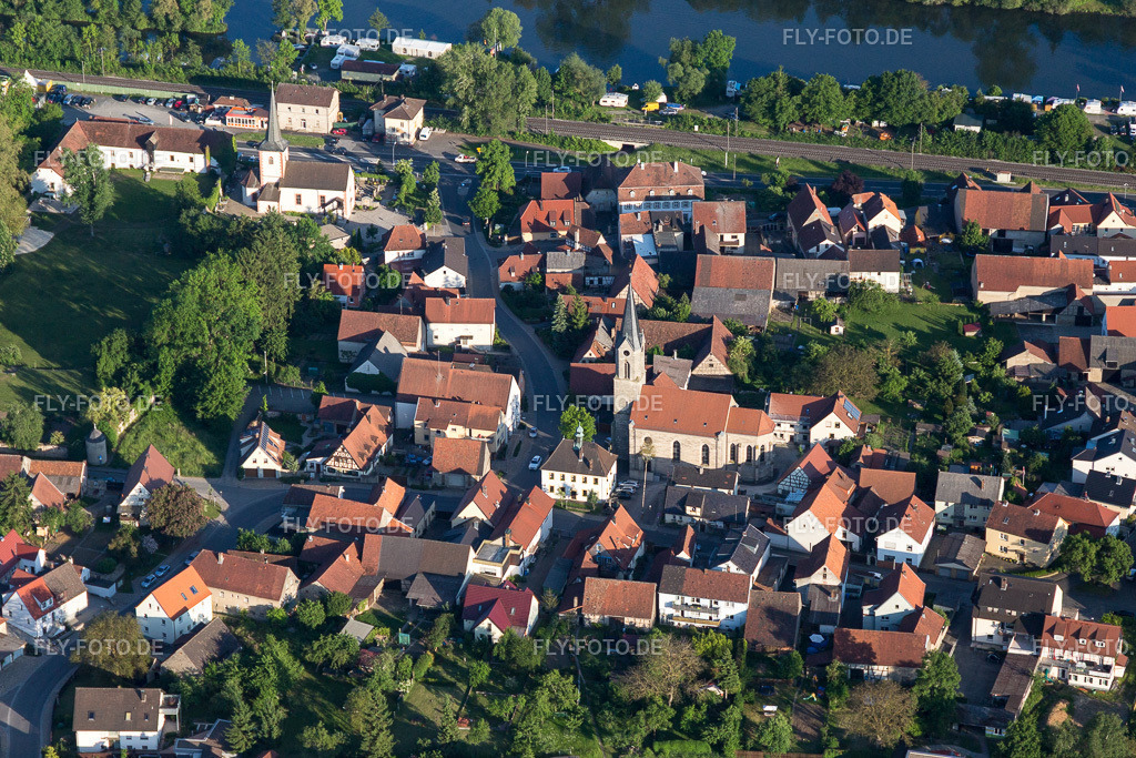 Kirchengebäude der Pfarrkirche "Sankt Kilian" im Dorfkern | Luftbild: Kirchengebäude der Pfarrkirche "Sankt Kilian" im Dorfkern im Ortsteil Obertheres in Theres im Bundesland Bayern in Deutschland. Foto: IMG_100068.jpg vom 26.05.2017 durch Werner Riehm/FLY-FOTO.de - Realisiert mit Pictrs.com