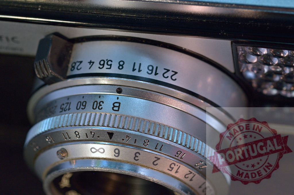 Vintage camera lens detail showing aperture and shutter controls | Close-up of an old camera lens, highlighting its manual aperture and shutter speed rings - Realisiert mit Pictrs.com