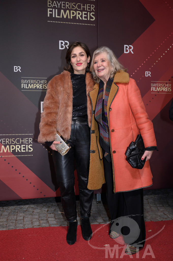 _DWI4907 | Florentina Taut und Jutta Speidel bei der Verleihung des 47. Bayerischen Filmpreises 2026  im Prinzregententheater. München, Deutschland. Der Bayerische Filmpreis wird seit 1979 von der Bayerischen Staatsregierung verliehen, um die Bedeutung des Kinofilms als Kulturgut herauszustellen - Realisiert mit Pictrs.com